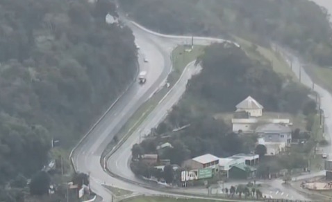 Motorista percebe algo estranho e evita tragédia
