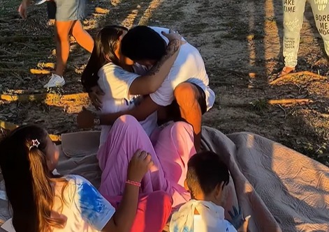 Faixa compartilha emoção durante chá revelação