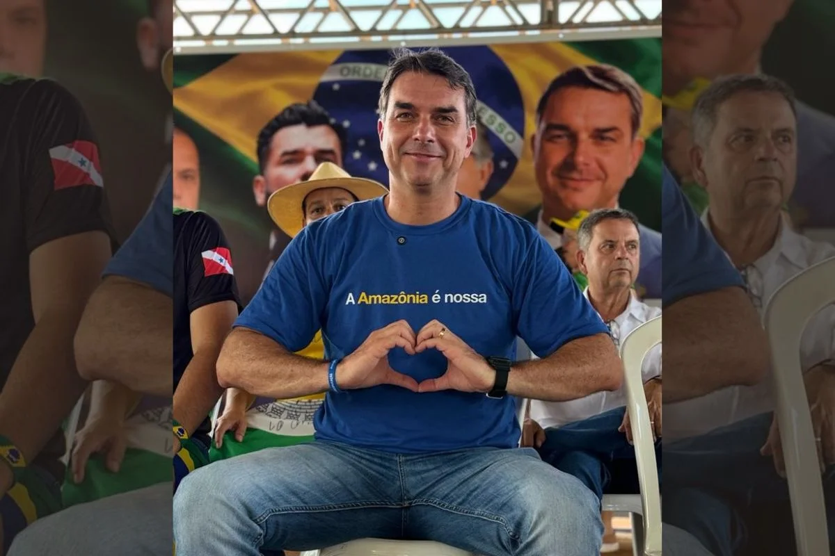 Flávio Bolsonaro veste blusa sobre a Amazônia após atrito por tarifas de Trump