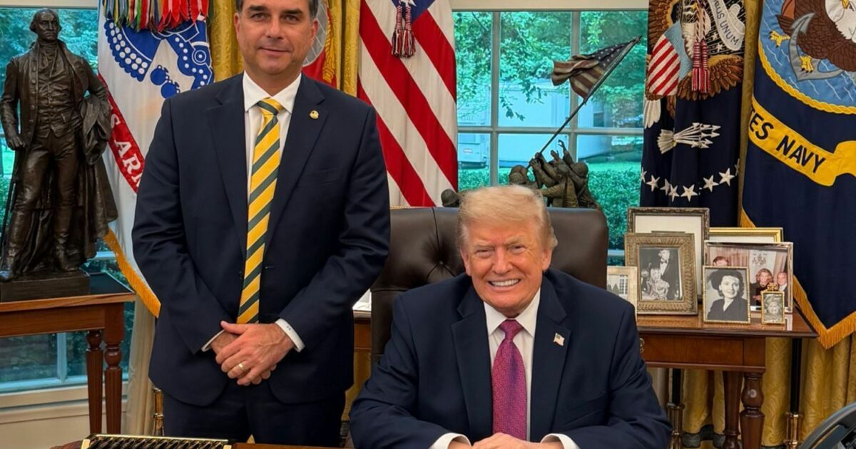 Flávio Bolsonaro diz ter pedido a Trump para não taxar empresas brasileiras