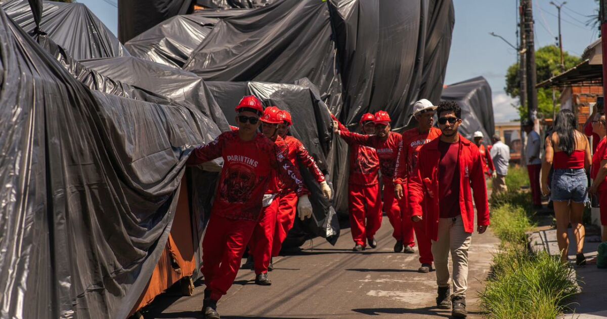 Garantido inicia translado das alegorias para o Bumbódromo