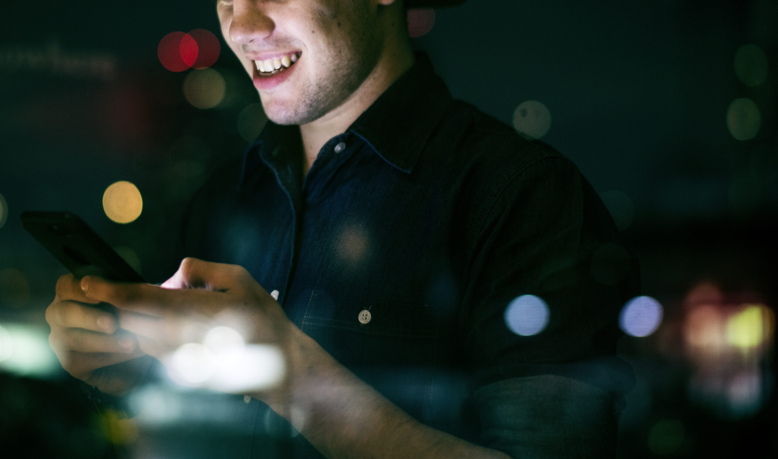 Como o comportamento de busca afeta a descoberta de plataformas online