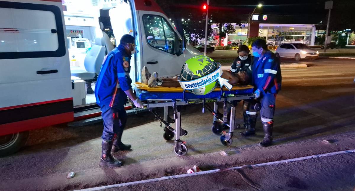 Homem é esfaqueado e pede socorro a policiais