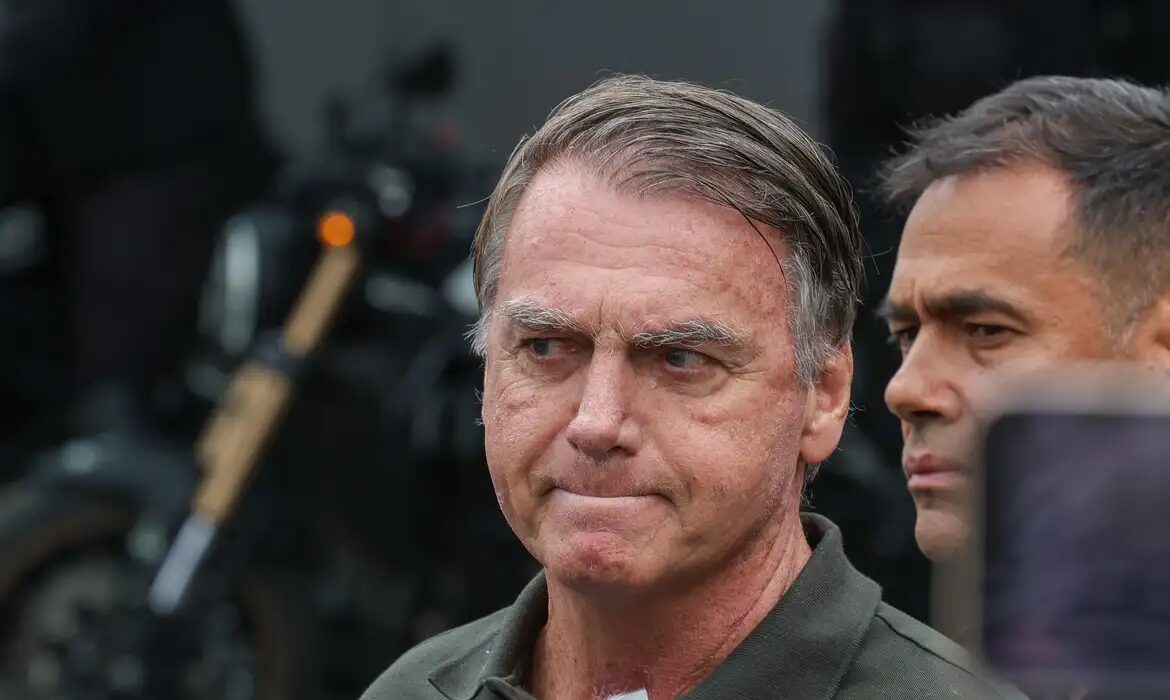 Moraes autoriza defesa de Bolsonaro a acompanhar depoimento sobre arma apreendida