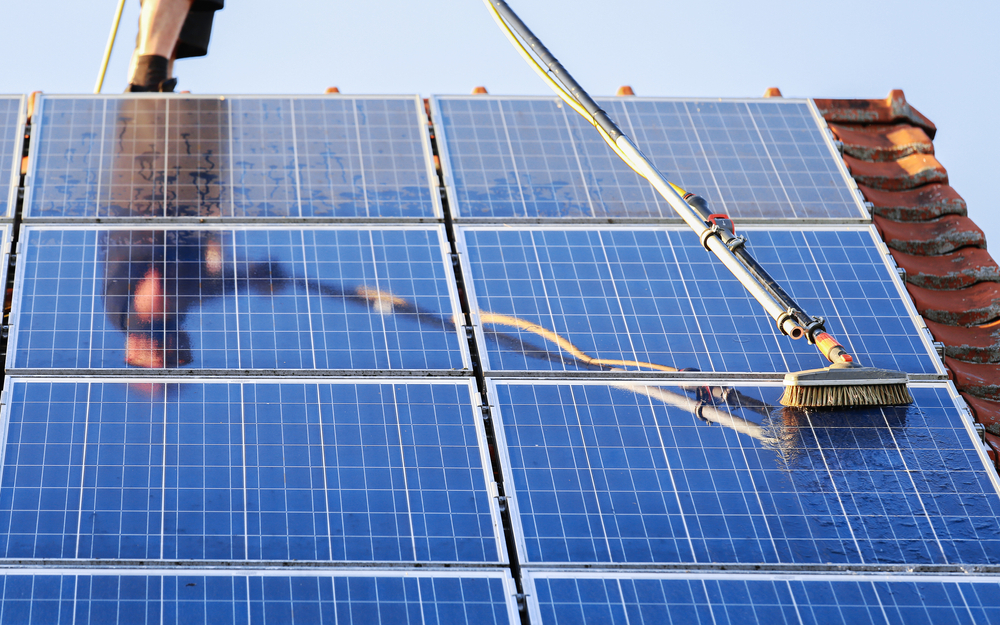 Precisa limpar painel solar? Empresa oferece serviço com cuidados essenciais