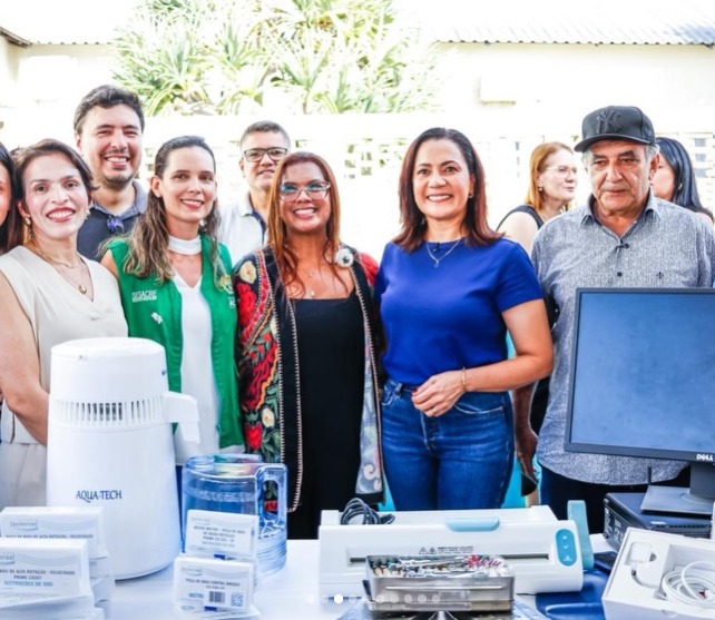 Mailza entrega equipamentos e reforça saúde no Juruá
