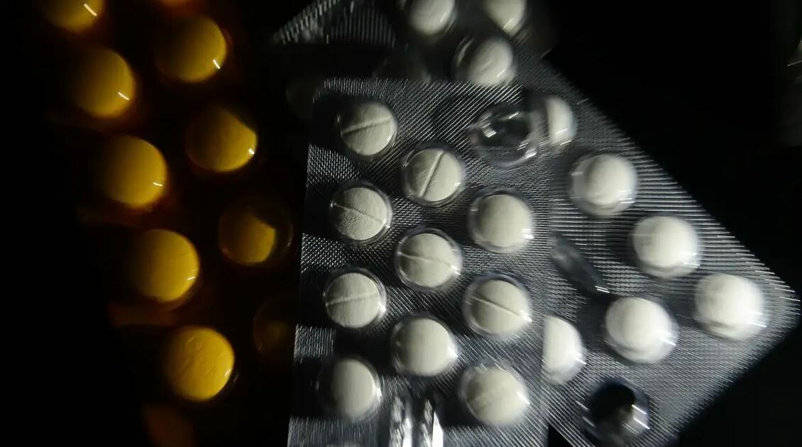 Anvisa manda recolher antibióticos com fragmentos de vidros e interdita farmácia online