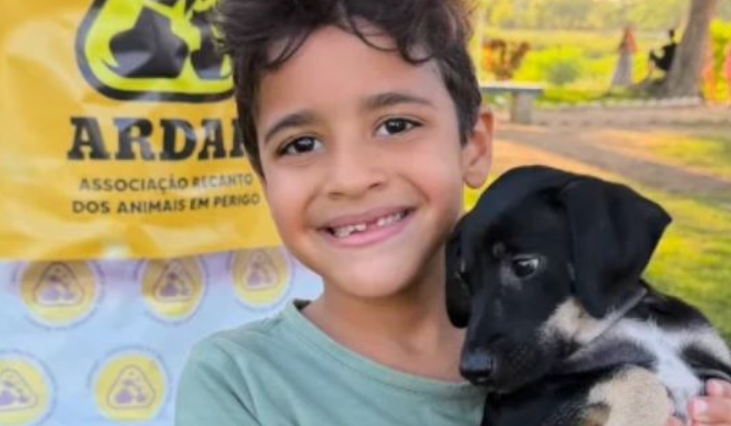 sensibilizado, menino convence mãe a adotar cachorrinha rejeitada