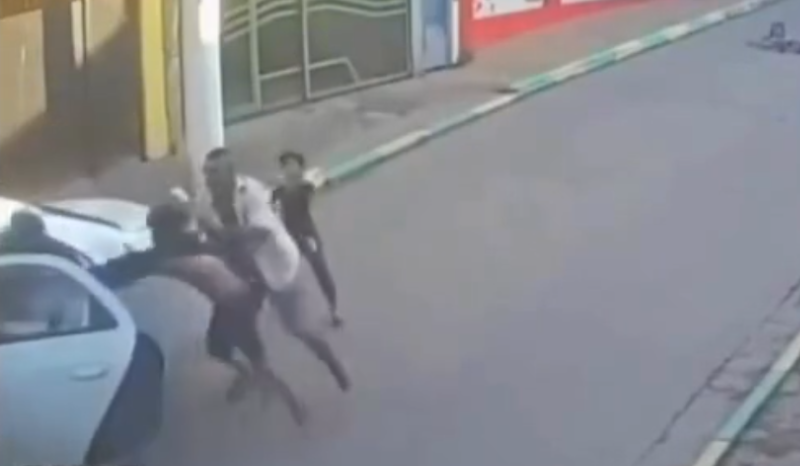 homem tenta levar menino à força para dentro de carro e é impedido