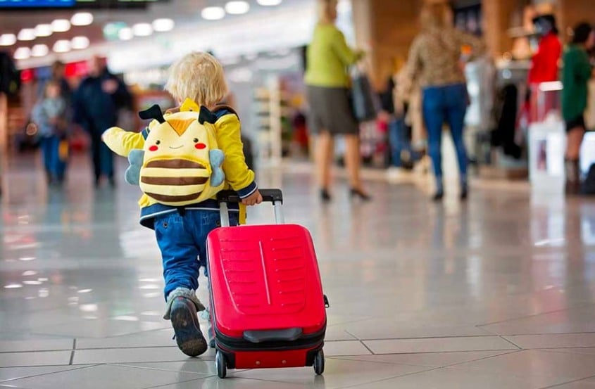 Famílias poderão despachar cadeirinhas gratuitamente em viagens de avião