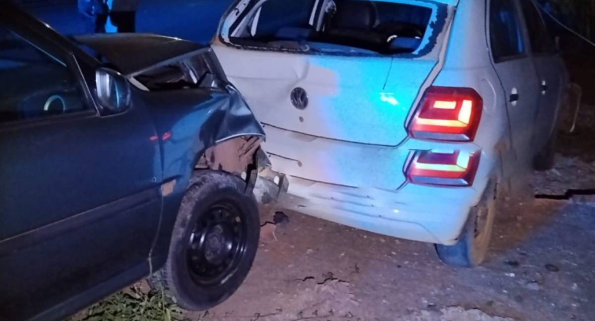 Motorista embriagado colide contra carro estacionado