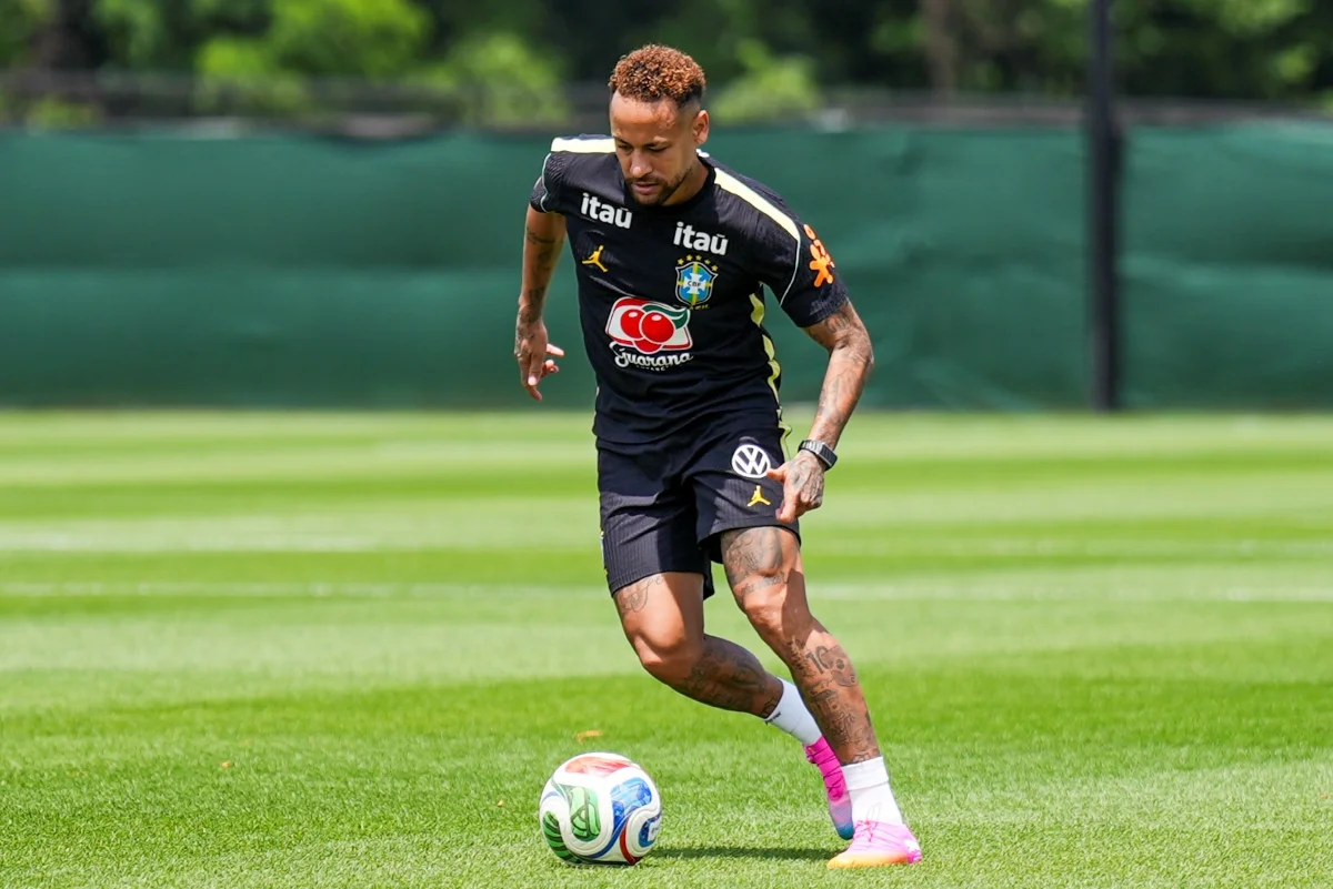 Neymar treina com bola e deve ser relacionado para jogo contra a Escócia