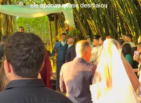 Vai passar mal! Noivo quase desmaia ao ver entrada da noiva e viraliza; VEJA