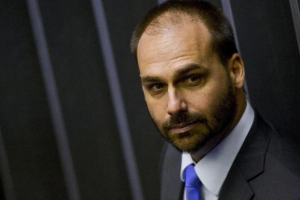 STF condena Eduardo Bolsonaro por coação no curso do processo