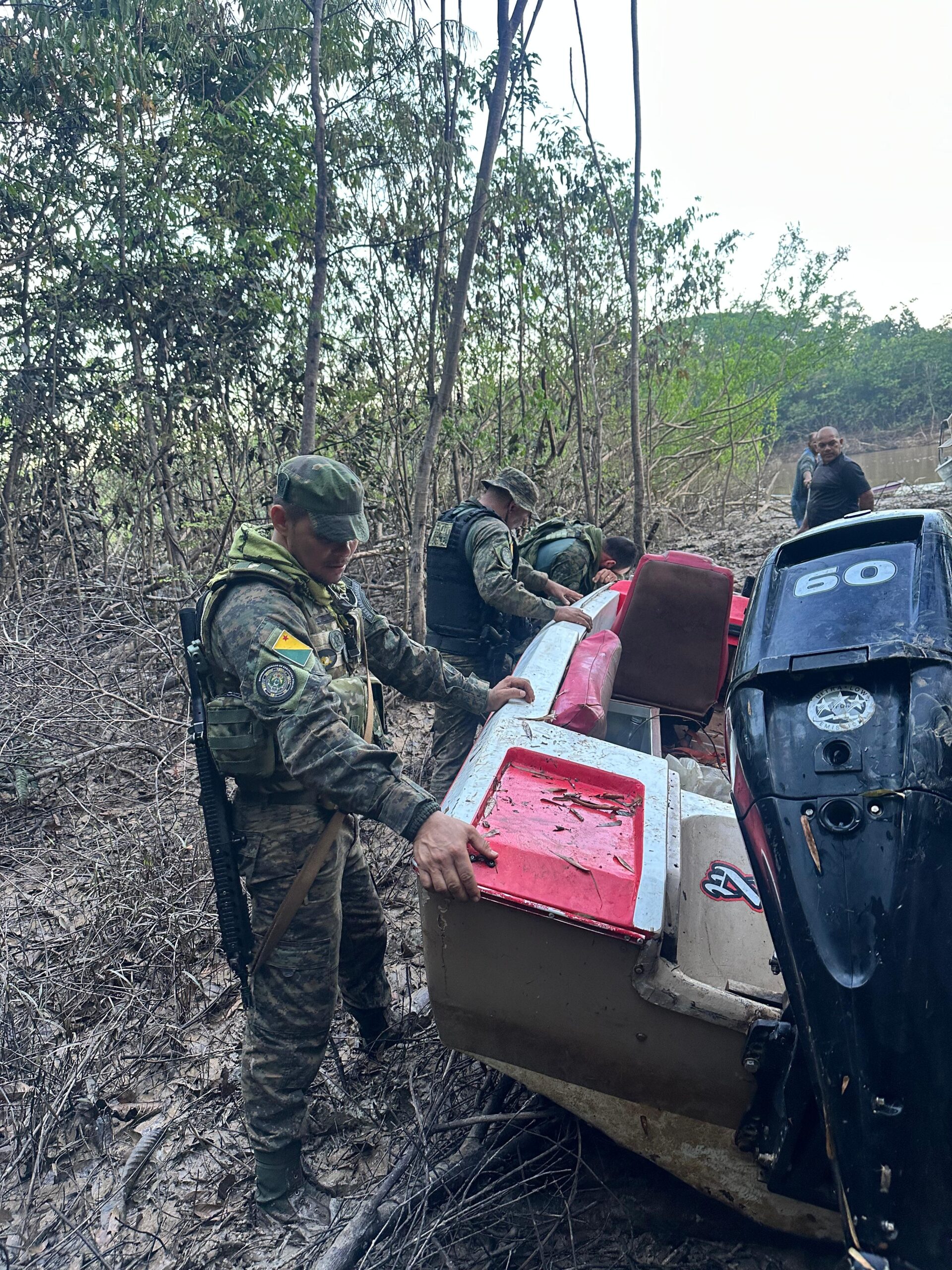 Lancha furtada há um mês é encontrada durante operação