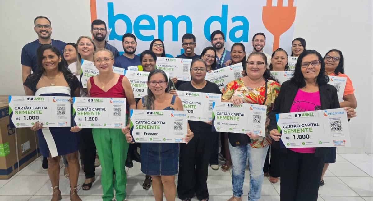 Participantes de curso de empreendedorismo recebem premiações durante solenidade