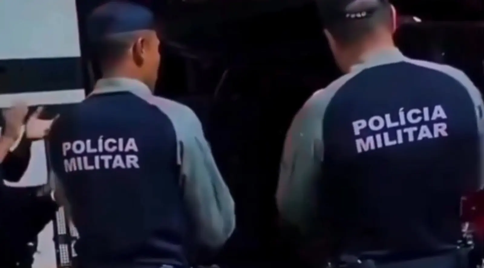 PMs de Goiás cantam parabéns para preso em camburão