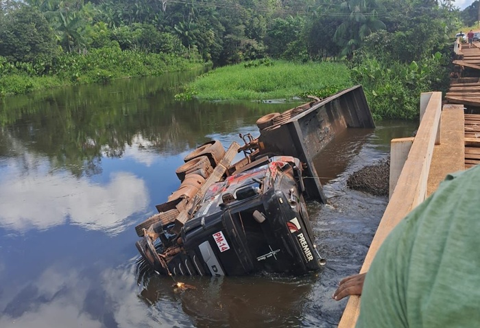 Caminhão com toneladas de minério de ferro cai de ponte do DNIT – SelesNafes.com