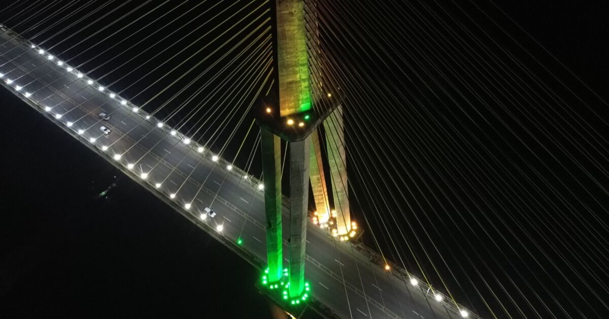 Ponte Rio Negro ganha iluminação verde e amarela nos jogos da Seleção