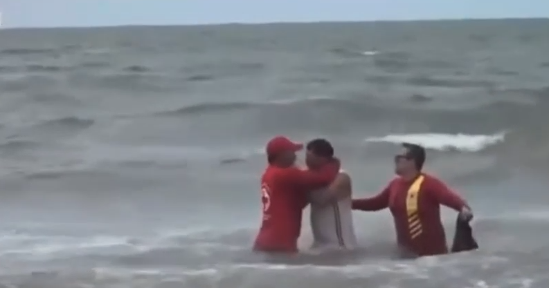 banhista é preso ao desafiar alerta e entrar no mar após ataques de tubarão
