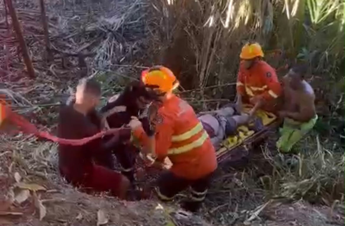 Bombeiros usam cordas para resgatar mulher que caiu em barranco no Acre