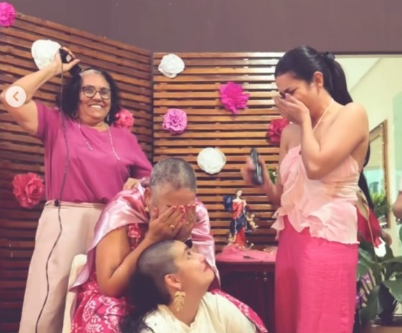 Filha raspa a cabeça para apoiar mãe com câncer