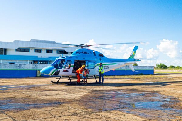 Duas crianças indígenas da Comunidade Serra do Sol são removidas de helicóptero para Hospital de Boa Vista