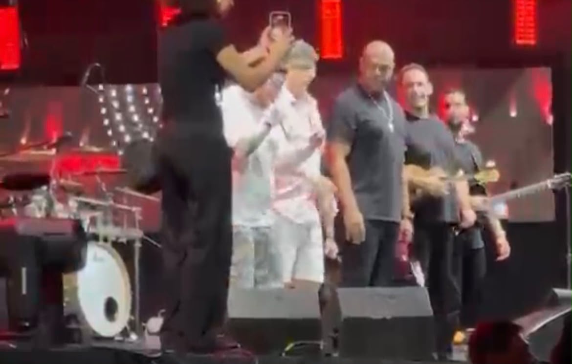 Acreano tira a camisa para fazer dancinha e ganha boné de Ferrugem