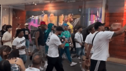 Sósia de Neymar causa tumulto em shopping de Nova Jersey; assista ao vídeo