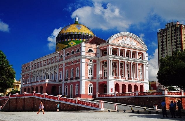 Teatro Amazonas se ilumina com cores da Suécia pelos 200 anos de diplomacia