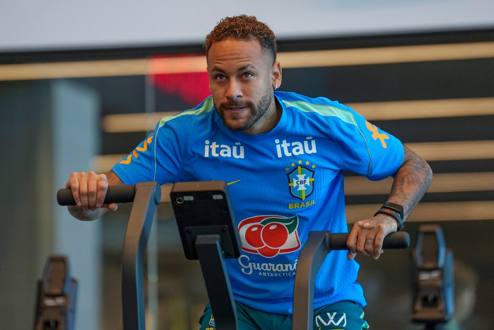 CBF divulga imagens de Neymar no treino; assista