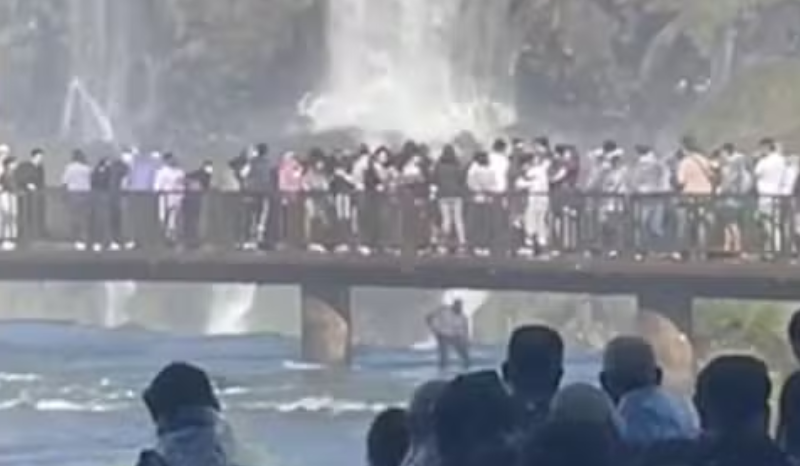 turista se arrisca para recuperar celular nas Cataratas do Iguaçu