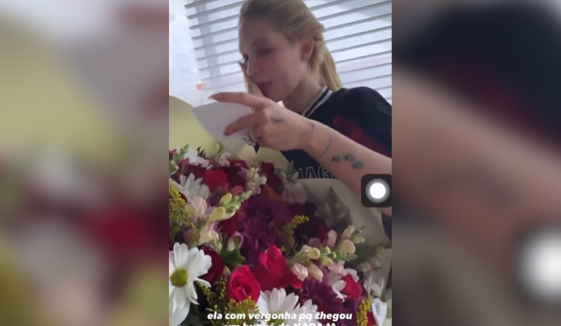 Quem enviou? Virginia exibe buquê de flores e mantém identidade em segredo