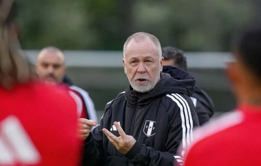 Rolê aleatório? Mano Menezes enfrenta adversário do Brasil na Copa