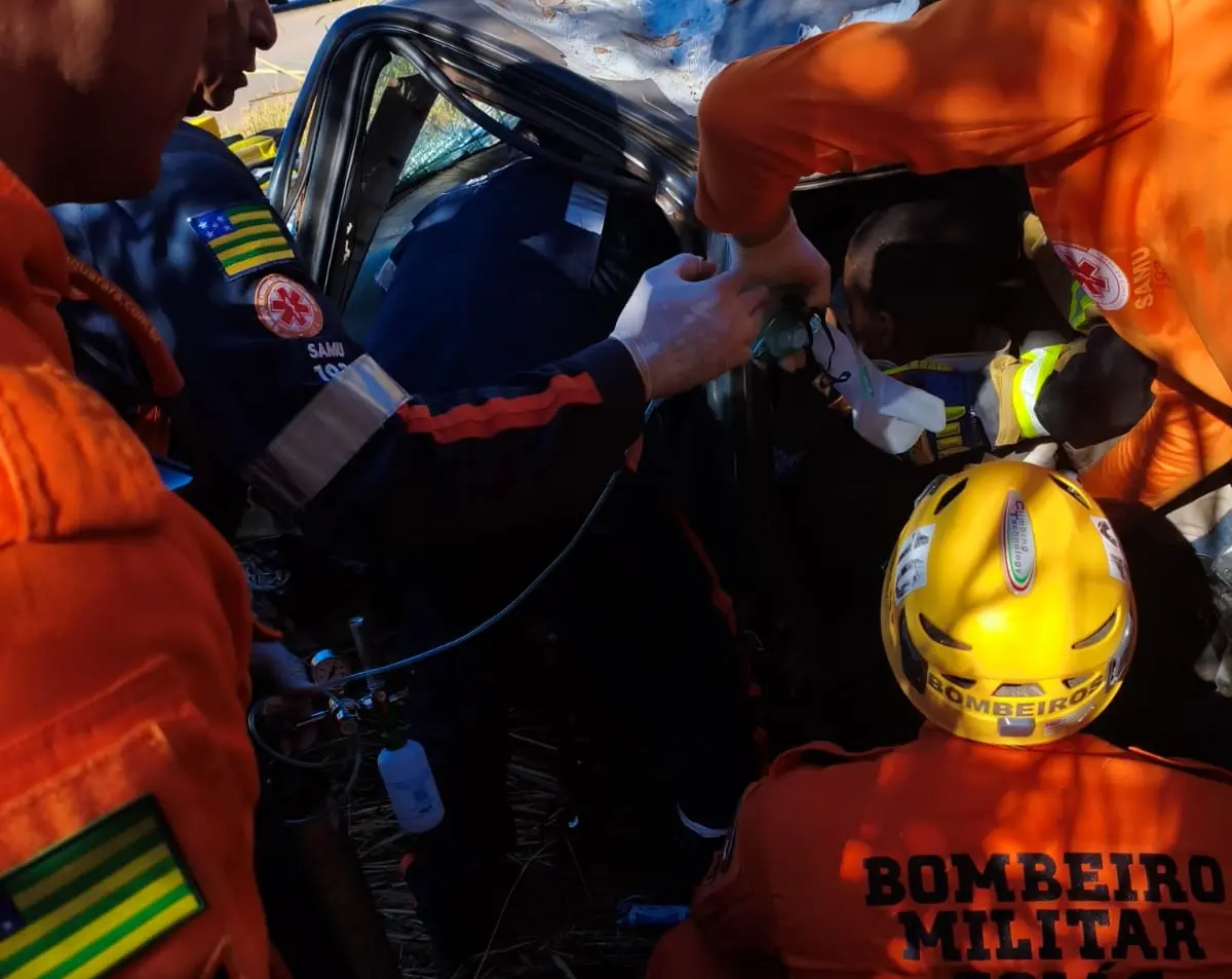 Batida frontal entre dois veículos deixa quatro vítimas feridas em Formosa