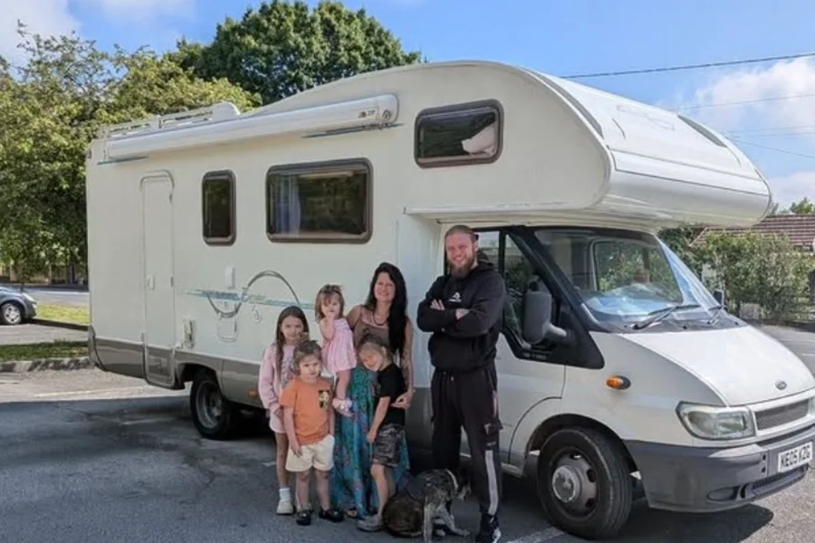 Casal educa filhos em motorhome durante viagem de férias